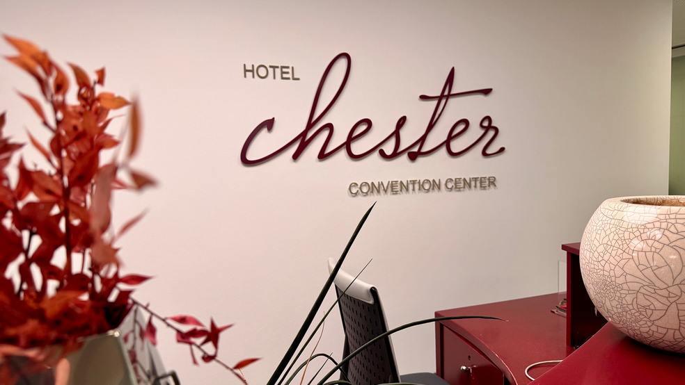 Empfangstheke im Chester Convention Center mit Dekoration.