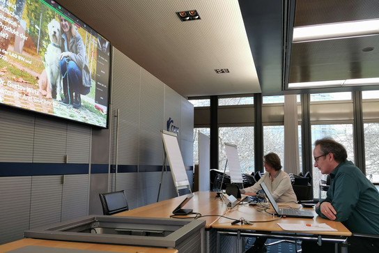 Foto: Dr. Monika Stuhlinger und Dr. Gustav Wirtz bei der Präsentation vor ihren PCs