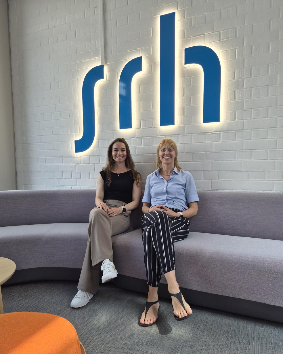 Franziska Kreisel (links) und Christiana Fabireck vor einem SRH Logo